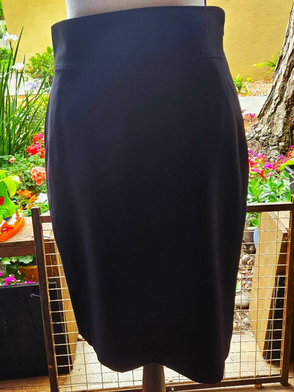 Tahari Solid Black SZ 4 Form-Fitting Lined Pencil Skirt, Wide Waistband